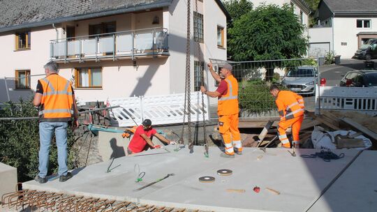 Nach dem Feinjustieren liegen die drei Fertigbauteile richtig. Nun können in Arzbach die weiteren Arbetien folgen, damit vorauss
