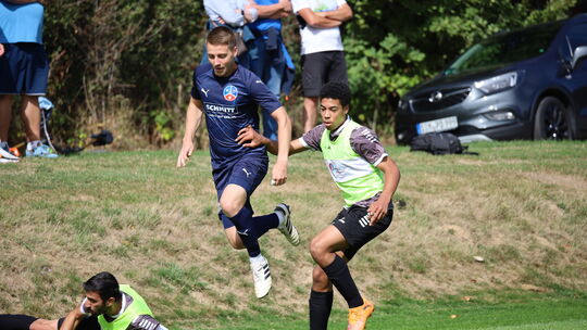 Nach dem 2:1-Sieg in Liebshausen gehen die Fußballer des BSC Güls (in gelben Leibchen) mit neuem Selbstvertrauen ins Heimspiel g Nach dem 2:1-Sieg in Liebshausen gehen die Fußballer des BSC Güls (in gelben Leibchen) mit neuem Selbstvertrauen ins Heimspiel g