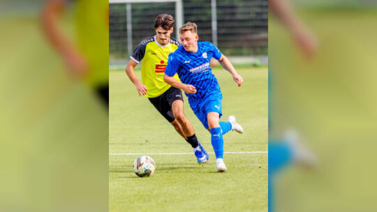 Ohne Urlauber Philipp Klein (in Blau) muss der FC Emmelshausen-Karbach II am Freitag (19.30 Uhr) das Auswärtsspiel beim Aufsteig Ohne Urlauber Philipp Klein (in Blau) muss der FC Emmelshausen-Karbach II am Freitag (19.30 Uhr) das Auswärtsspiel beim Aufsteig