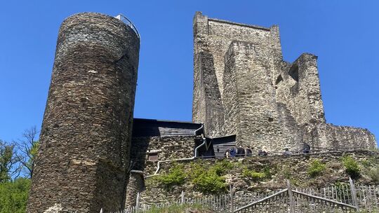 Die Burgruine Reichenstein in Puderbach ist ein beliebtes Reiseziel in der Region.