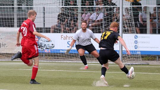 Der VfL Oberbieber (in Schwarz) trifft im Derby auf den SV Melsbach. Der FV Rot-Weiß Erpel (in Rot) spielt gegen den Tabellenlet