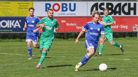 Auch gegen Herdorf war der SSV Hattert (in Blau, hier mit Patrick Bläß) am Drücker und feierte den zweiten Sieg. Jetzt setzt der