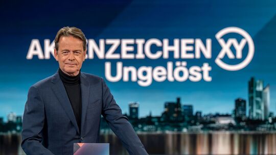 Moderator Rudi Cerne steht im ZDF-Studio von "Aktenzeichen XY… Ungelöst" auf dem Bavaria Film Gelände.