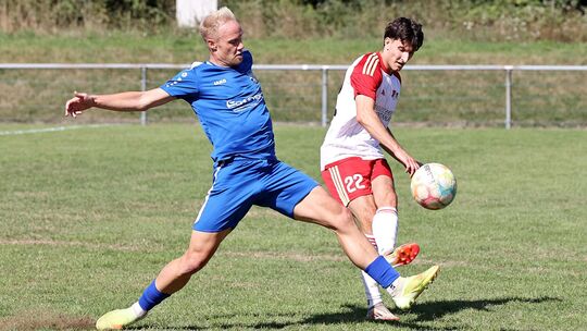 Fabian Lohmar (in Blau) und seine SG Weitefeld überraschen derzeit alle in der Fußball-Bezirksliga Ost.