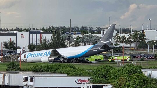Unfall mit Frachtflugzeug nach Landung am Flughafen Miami Unfall mit Frachtflugzeug nach Landung am Flughafen Miami