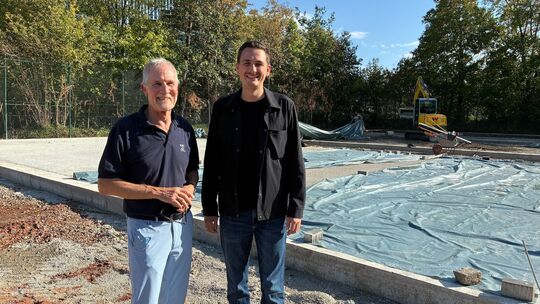 Baustellen-Inspektion: Lutz Itschert, Präsident des Koblenzer Ruderclubs Rhenania, und Investor Jan Luca Pulst (rechts) freuen s