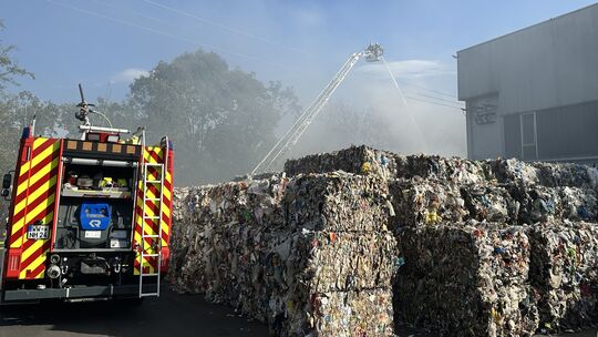 Mehr als 60 Feuerwehrleute waren am Montag bei der Firma Bellersheim im Einsatz und haben die brennenden Wertstoffballen rasch g