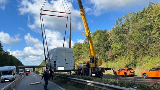 Der auf der A48 verunglückte Kleintransporter musste durch ein Spezialunternehmen mit Kran geborgen werden.