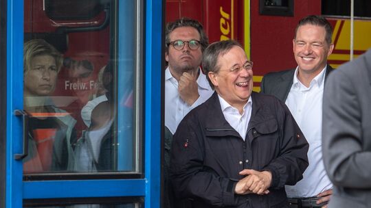 Politiker im Hochwasser