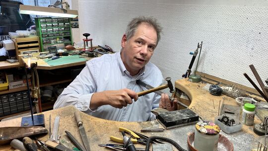 In der Werkstatt fertigt Hans Müller individuelle Schmuckstücke an und führt auch Umarbeitungen und Reparaturen durch.