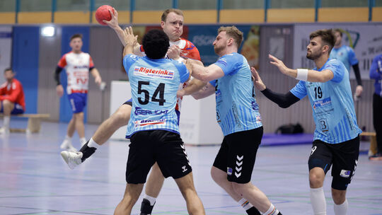 Auch ohne Patrick Hess (rechts) sind die Sportfreunde Budenheim top gestartet in der Regionalliga und haben die Drittliga-Abstei Auch ohne Patrick Hess (rechts) sind die Sportfreunde Budenheim top gestartet in der Regionalliga und haben die Drittliga-Abstei