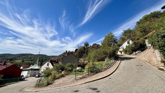 Die einzige Kehre des Falkensteiner Anstiegs, und sie macht es keineswegs leichter. Denn flach gebaut ist sie nicht...