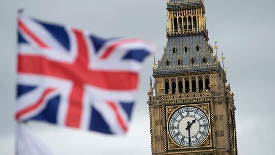 Die Union Jack weht vor dem Big Ben