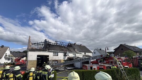 Das Mehrfamilienhaus in Waldmühlen ist derzeit nicht bewohnbar. 97 Feuerwehrleute rückten am frühen Donnerstagnachmittag einem B