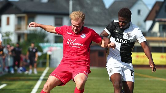 Jonah Arnolds (rotes Trikot) ist einer von den Akteuren, die den Sportfreunden Eisbachtal erst einmal fehlen werden. Bei ihm ste Jonah Arnolds (rotes Trikot) ist einer von den Akteuren, die den Sportfreunden Eisbachtal erst einmal fehlen werden. Bei ihm ste