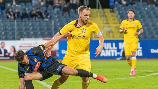 Mangelnden Einsatz konnte man Igor Blagojevic (blau-schwarzes Trikot) und seiner TuS Koblenz beim 1:1 gegen Hertha Wiesbach nich Mangelnden Einsatz konnte man Igor Blagojevic (blau-schwarzes Trikot) und seiner TuS Koblenz beim 1:1 gegen Hertha Wiesbach nich