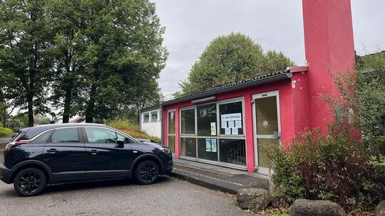 Die alte Turnhalle in der Augst ist seit Ende August gesperrt. Sie soll voraussichtlich im kommenden Jahr abgerissen werden.