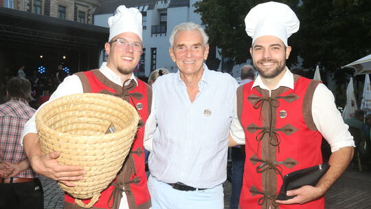 Claus Peitz (Mitte) ist bei der Kulturnacht unterwegs, die er zum letzten Mal als Kulturdezernent erlebt. Natürlich sind auch di Claus Peitz (Mitte) ist bei der Kulturnacht unterwegs, die er zum letzten Mal als Kulturdezernent erlebt. Natürlich sind auch di