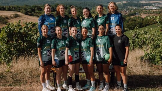 Der Kader des HSV Sobernheim ist klein, aber motiviert: Zum Team gehören (hinten von links) Lena Berger, Louisa Desch, Annika Ny Der Kader des HSV Sobernheim ist klein, aber motiviert: Zum Team gehören (hinten von links) Lena Berger, Louisa Desch, Annika Ny