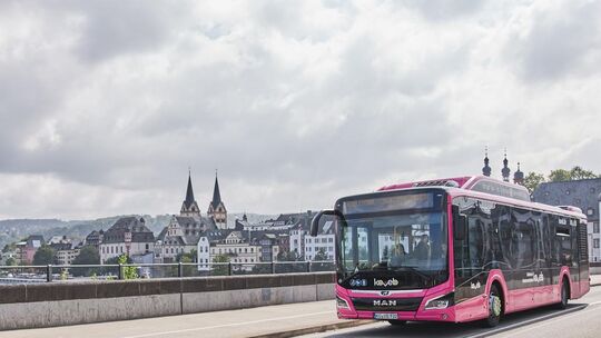 Ein Bus der Koblenzer Verkehrsbetriebe auf der Balduinbrücke