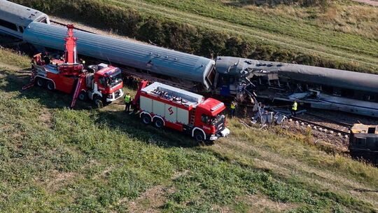 Zug in Polen erfasst Laster und entgleist
