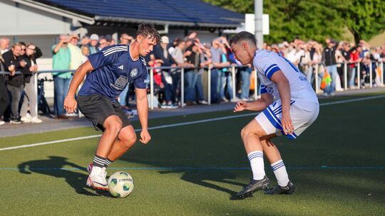 Nach dem Derbysieg bei der SG Guckheim (rechts Luca Goldhausen) streben Devin Mohr (links) und die SG Westerburg den fünften Dre
