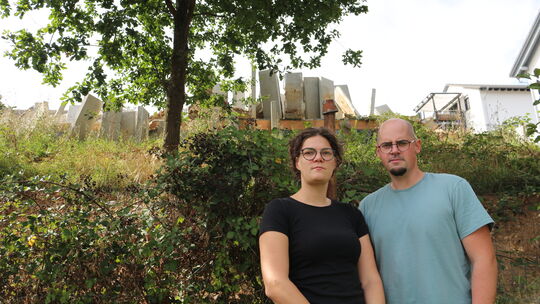 Kathrin und Simon Schappert sind froh, dass die mit unzureichenden Fundamenten versehenen großen L-Betonsteine direkt an ihrer G