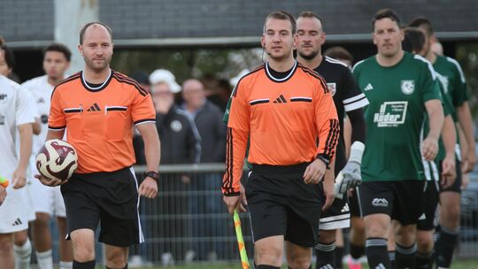 Ehre für Mörschied und den Kreis Birkenfeld: Das Viertrundenspiel des TuS gegen den FSV Saulheim übernahm in Markus Dunsbach (li
