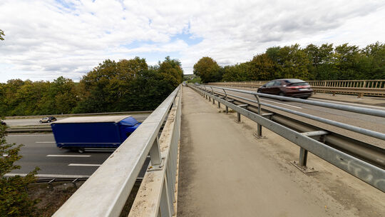 Die Brücke der L416 führt von Horrweiler nach Gensingen über die A61 und ist eine wichtige Anbindung.