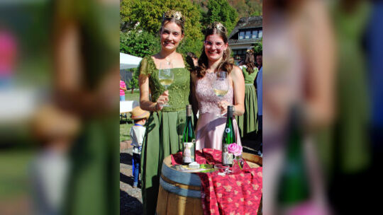 Weinkönigin Athina (rechts) und Prinzessin Mara (rechts) repräsentierten den Weinort Oberfell.