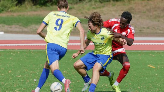 Im Auswärtsspiel bei Anadolu Koblenz (rote Trikots) konnten die Weitersburger (gelbe Trikots) mit dem 4:2-Sieg ihre Formkurve we Im Auswärtsspiel bei Anadolu Koblenz (rote Trikots) konnten die Weitersburger (gelbe Trikots) mit dem 4:2-Sieg ihre Formkurve we