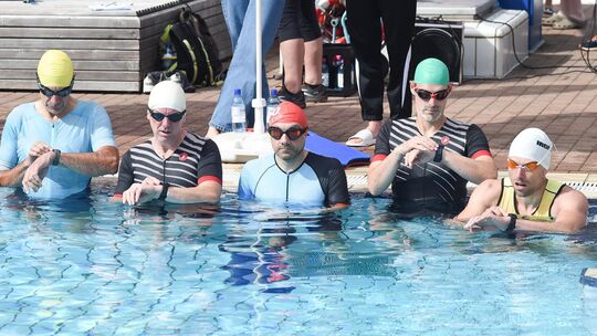 Ein letzter Uhrencheck, und dann geht es los: Die Triathleten (von links) Heiko Stieb, Stefan Linn, Markus Nicola, Erik van Brüg