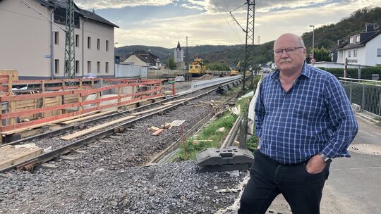 Gerhard Böhm, Osterspaier Bürger und Fraktionsvorsitzender der CDU in der VG Loreley, übt scharfe Kritik an der Bahnsanierung in