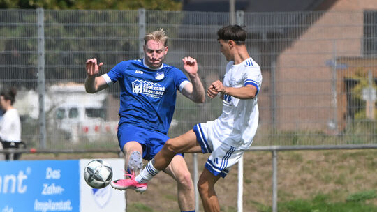 Youngster Elias Holzem (weißes Trikot, hier im Spiel gegen Bad Bodendorf) erzielte den Ausgleich gegen die FSG Landskrone und ka