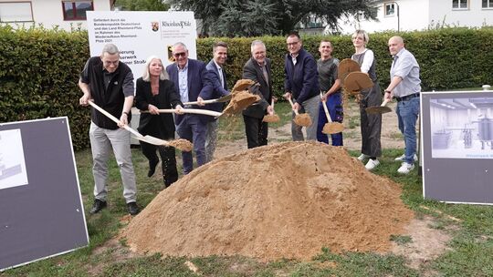 Wieder ein Spatenstich, dieses Mal griffen für den Neubau des Wasserwerks bei Walporzheim (v.l.) Wolfgang Brungs (Stadtverwaltun