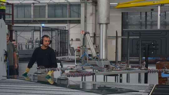 Die Arbeitbelastung der Mitarbeiter bei der Hunsrücker Glasveredelung Wagener ist durch die neue Produktionslinie, bei der compu