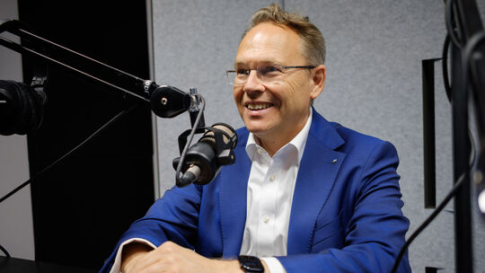 Dr. Ralf Kölbach, Vorstandssprecher der Westerwald Bank, bei der Aufnahme eines Podcasts mit Lars Hennemann in der Redaktion der Dr. Ralf Kölbach, Vorstandssprecher der Westerwald Bank, bei der Aufnahme eines Podcasts mit Lars Hennemann in der Redaktion der