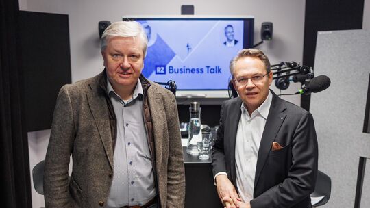 Zur Podcast-Familie gehört auch der RZ Businesstalk. Wie geht es der Wirtschaft? Welche Themen aus der großen Welt wirken in die Zur Podcast-Familie gehört auch der RZ Businesstalk. Wie geht es der Wirtschaft? Welche Themen aus der großen Welt wirken in die