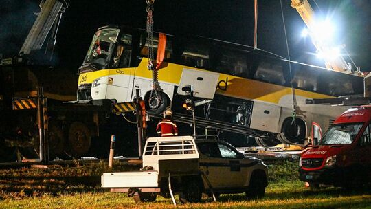 Fünf Tote bei Busunfall in der Schweiz Fünf Tote bei Busunfall in der Schweiz