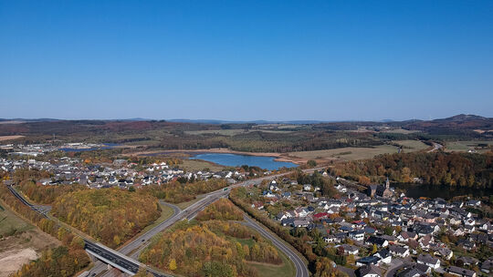 Mitten durchs Ulmener Stadtgebiet führt die Eifelautobahn 48. Die Stadt sähe den damit verbundenen Lärm gern über ein Tempolimit