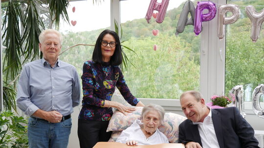 Schwiegersohn Günter, Tochter Doris und Idar-Obersteins Oberbürgermeister Frank Frühauf freuten sich mit dem Geburtstagskind, Il