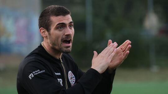 Niklas Hunold, Trainer von Rot-Weiss Koblenz II, sorgt sich um das Geläuf in Oberzissen. Niklas Hunold, Trainer von Rot-Weiss Koblenz II, sorgt sich um das Geläuf in Oberzissen.