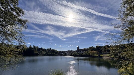 Das Ulmener Maar gehört zu den Sehenswürdigkeiten in der Vulkaneifel. Für den Natur- und Geopark Vulkaneifel ist es eines der Hi