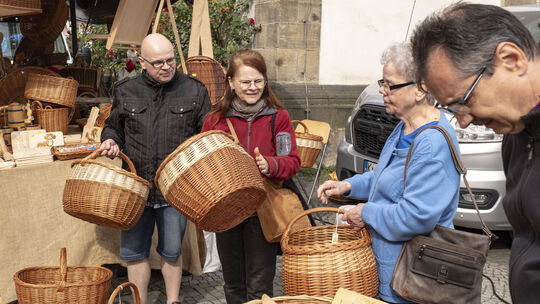 Wer seine Zwiebeln stilvoll nach Hause transportieren wollte, konnte am Stand vor der Basilika St. Severus einen handgearbeitete