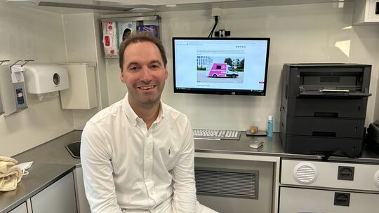 Peter Bunders, Facharzt für Allgemeinmedizin, fährt mit der Mobilen Arztpraxis durch ganz Rheinland-Pfalz und kümmert sich um di Peter Bunders, Facharzt für Allgemeinmedizin, fährt mit der Mobilen Arztpraxis durch ganz Rheinland-Pfalz und kümmert sich um di
