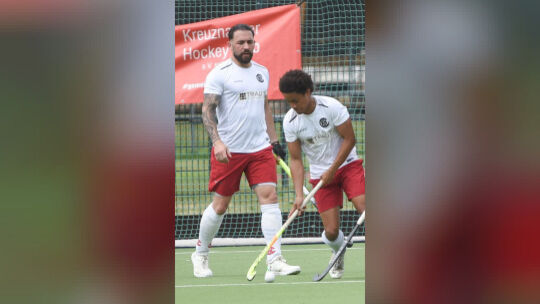 Christopher Zerfaß (links) ist wieder ins Training eingestiegen und unterstützt den KHC im ersten Heimspiel.