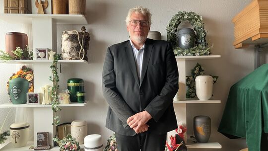 Birkenfelder Bestatter Oliver Warth begrüßt die Freiheiten, die das neue Gesetz Angehörigen in ihrer Trauer gibt.