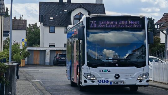 Noch fährt die Stadtbuslinie 26 durch die Karlsbader Straße im Limburger Stadtteil Staffel. Das wird sich von spätestens Ende Ok