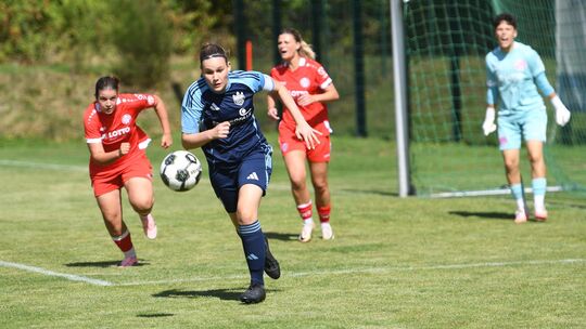 Nach der knappen Niederlage gegen die Mainzer Bundesliga-Reserve wollen Alina Beck (blaues Trikot) und ihr 1. FFC Montabaur in W