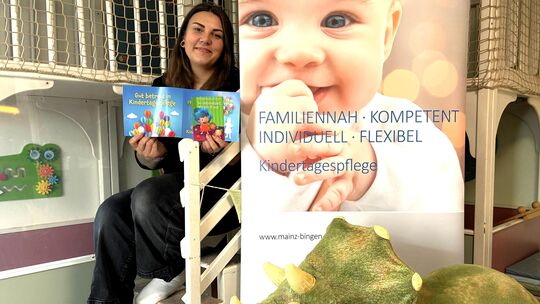 Für den Weltkindertag am Sonntag, 20. September, gerüstet: Tagesmutter Jacqueline Seib hat Informationsmaterial zur Kindertagesp